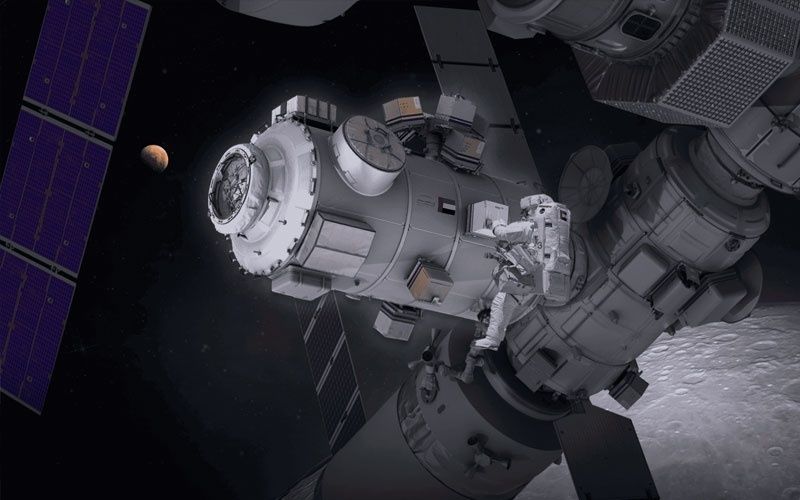 Ruimtestation met zonnepanelen, astronaut en de Maan op de achtergrond