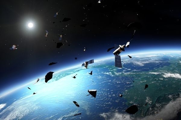Aarde met satellieten en ruimtepuin in een baan eromheen