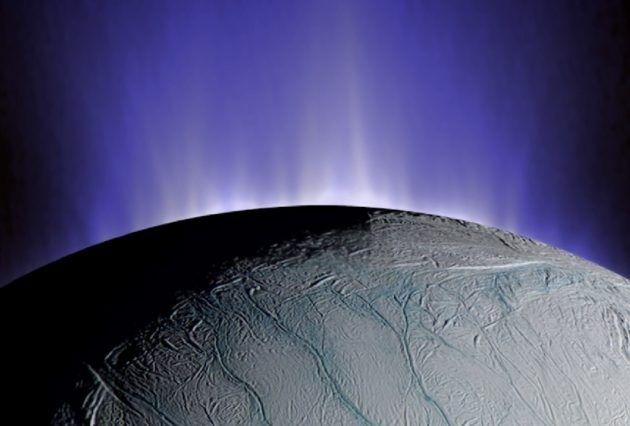 Enceladus met heldere waterdamppluimen boven een ijzige horizon