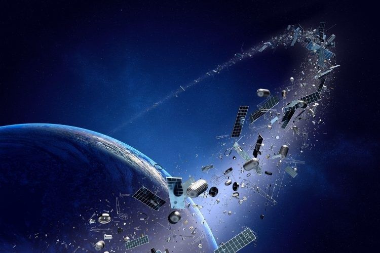 Aarde met een wolk van satellieten en ruimtepuin in een baan